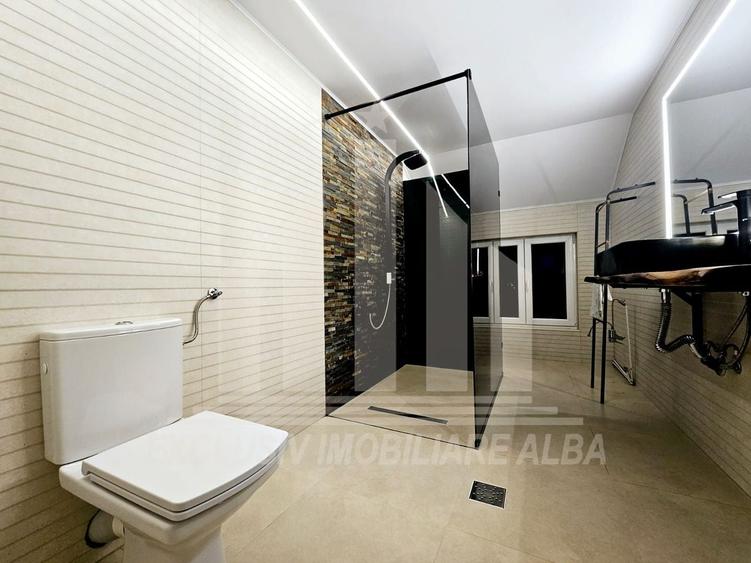 Casă individuală cu 6 camere cu Canalizare în Cetate