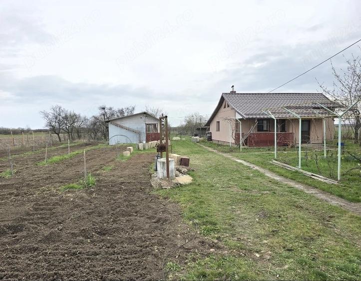 Casă cu 2 camere cu Teren 4200 Mp în Mozăceni