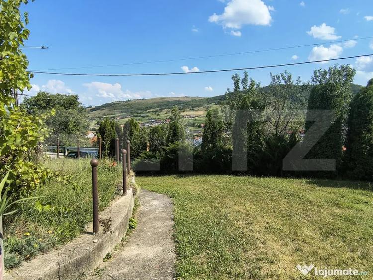 Casă cu 4 camere cu Teren 7729 Mp în Central