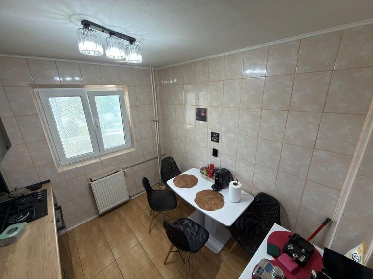 Apartament cu 3 camere decomandat în Runcu