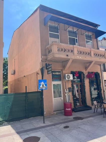 Casă individuală cu 8 camere cu Canalizare în Central