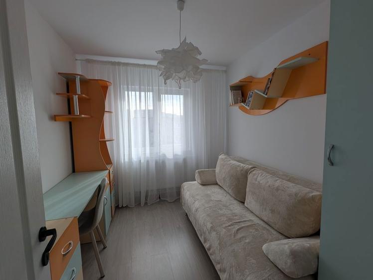 Inchiriez apartament 3 camere - 6