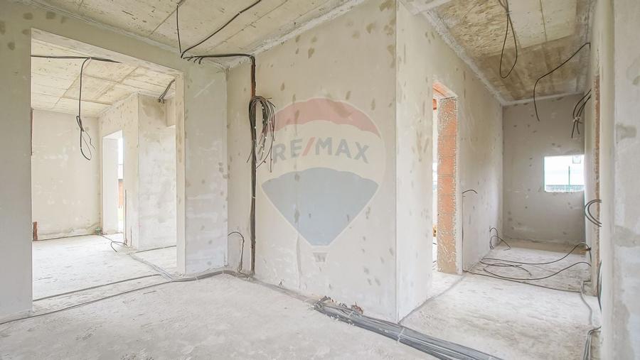 Casa spatioasa la gri, 4 camere, 3 bai, teren 500 mp - zona Bartolomeu - 12