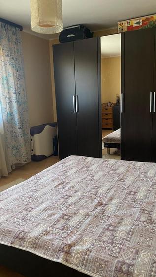 Apartament cu 3 camere semidecomandat în Berceni