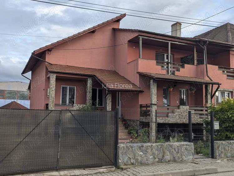Vand casa spatioasa cu teren in Hateg Vand casa spatioasa cu teren in Hateg