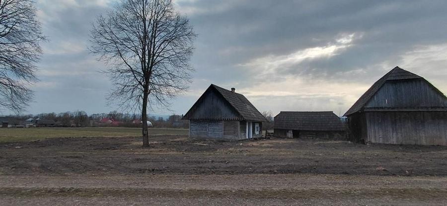 Teren intravilan si casa traditionala in Horodnic de Jos - 1