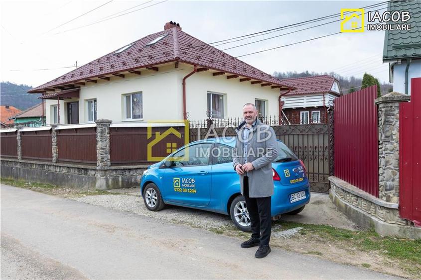 Casa, anexe, 3762 mp teren, 25000 mp padure, Comanesti, jud. Bacau - 1