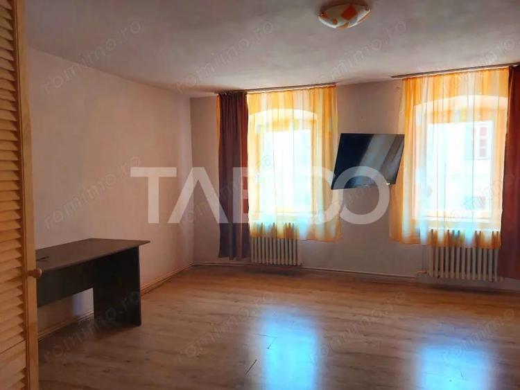 Casa 214 mp utili singur in curte 800 mp teren zona centrala Cisnadie - 4