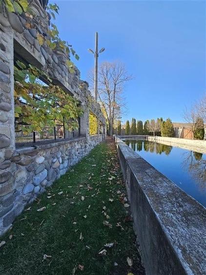 CLADIRI + 1 HA TEREN DE VANZARE PENTRU DEZVOLTARE BUSSINES - CAZARI, AGREMENT, A - 5