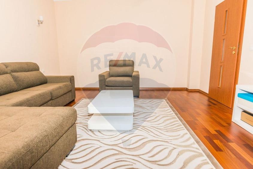 Casă individuală cu 6 camere cu Teren 1071 Mp în Central