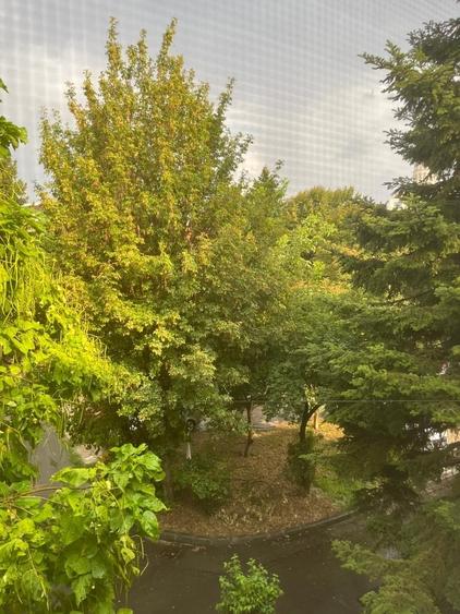 Apartament semidecomandat în Est