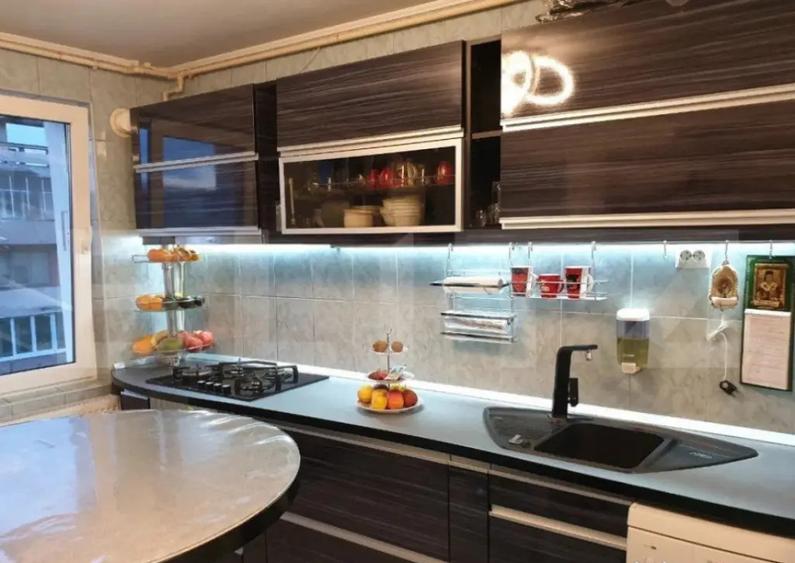 De vanzare apartament 4 camere (cartier Tractorul) - 2