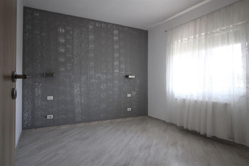 Apartament cu 5 camere decomandat în Aradului