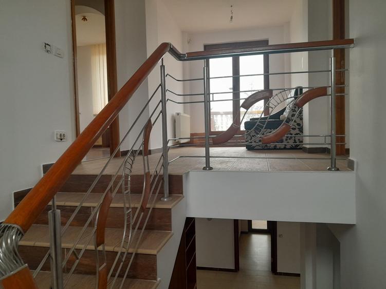Casă cu 8 camere cu Teren 1450 Mp în Joița
