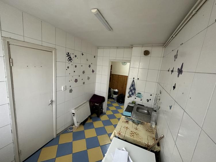 Apartament cu 3 camere semidecomandat în Berceni
