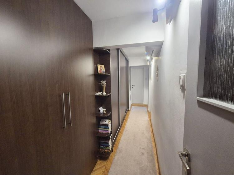 Apartament cu 3 camere decomandat în Ampoi 3