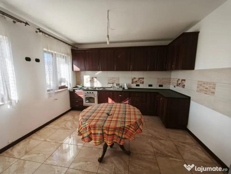 Casă cu 5 camere cu Teren 1792 Mp în Mitocu Dragomirnei