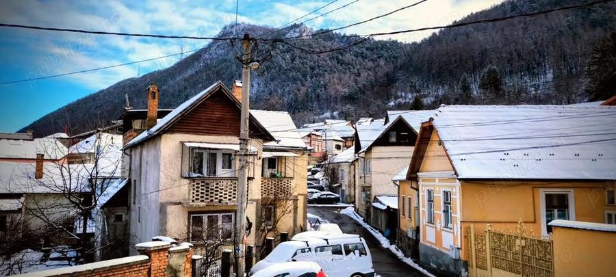 Apartament cu 3 camere decomandat în Schei