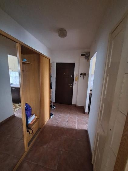 Apartament cu 3 camere semidecomandat, mobilat în Dacia