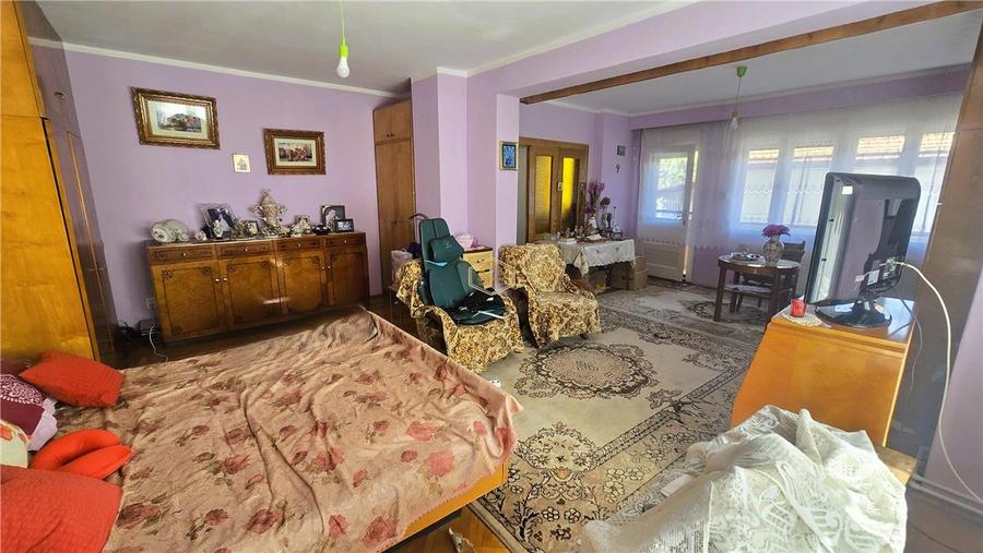 Casă individuală cu 7 camere cu Canalizare în Central