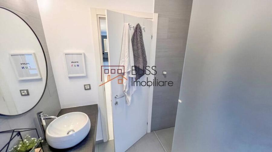Apartament cu 3 camere semidecomandat în Sisești