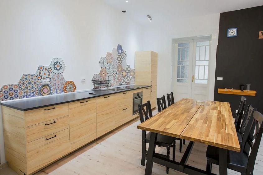 Chirie, apartament 2 dormitoare, central 550 E/lună (neg). Comision 0. - 14