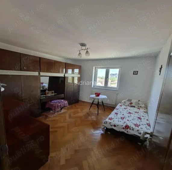 De vanzare apartament cu 3 camere, decomandat, situat in zona Lunei . Apartamentul se afla la etajul
