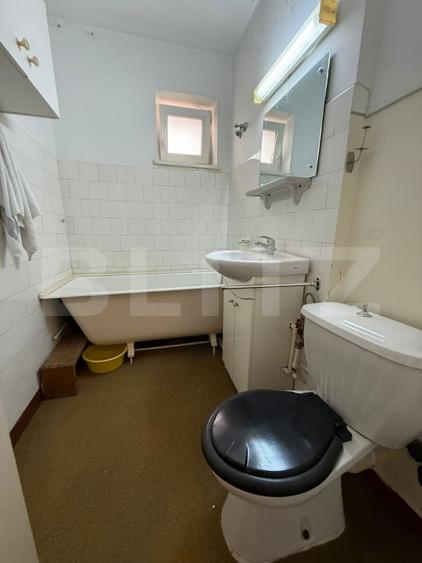 Apartament cu 3 camere semidecomandat, mobilat în Policlinica