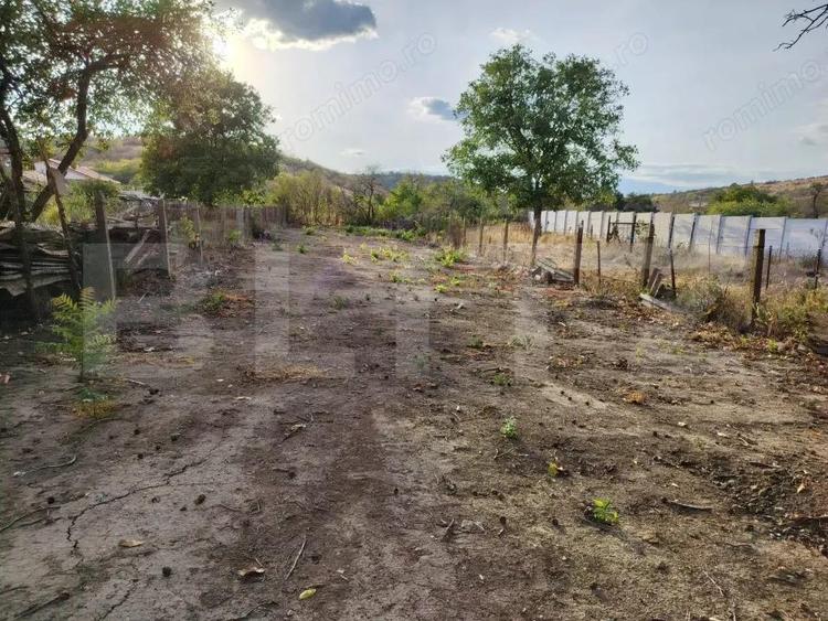 Casa modesta, demolabila, in Podari cu teren de 822 mp - 3