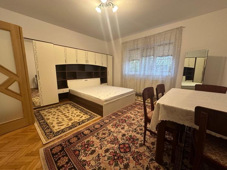 Apartament cu 3 camere, mobilat în Florilor