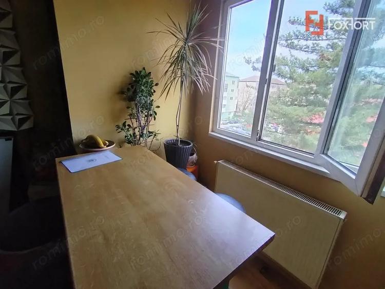 Apartament cu 4 camere semidecomandat, mobilat în Spitalul Județean