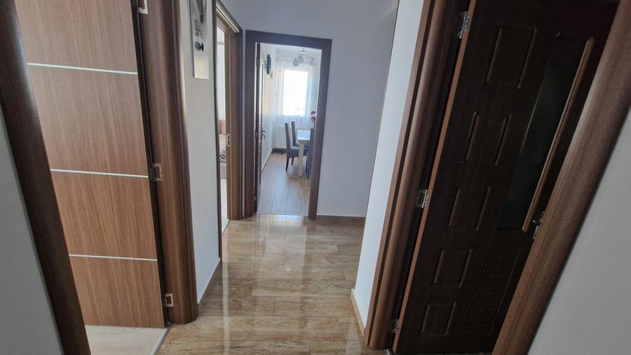 Apartament cu 3 camere decomandat în 13 Decembrie