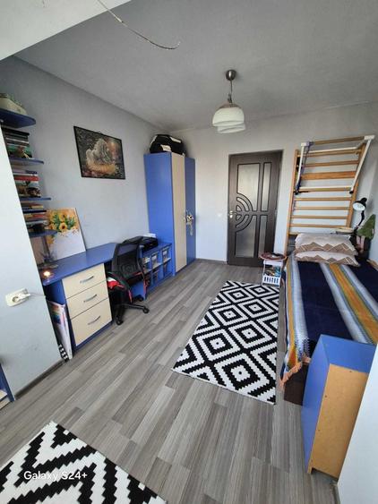 Apartament cu 4 camere semidecomandat în Liteni