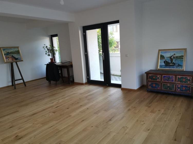 Casă individuală cu 8 camere cu Canalizare în Șelimbăr