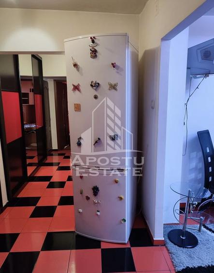 Apartament cu 3 camere decomandat, mobilat în Girocului