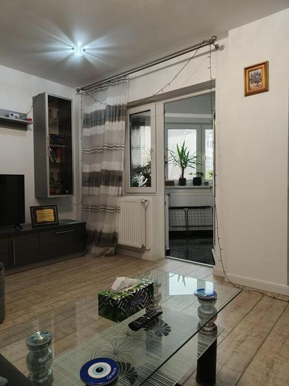 Ap. 2 cam,decomandat,et. 1/4,renovat modern,centrala proprie,an constr.1978. - 5