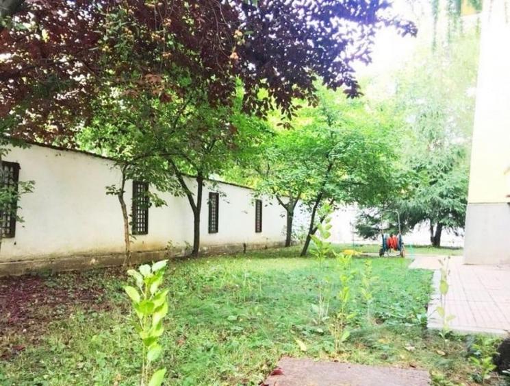 Casă cu 8 camere cu Canalizare în Floreasca
