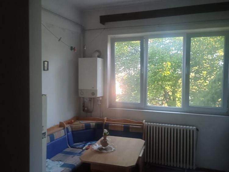 Apartament cu 2 camere semidecomandat în Strezeni