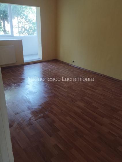 Apartament cu 4 camere decomandat în Calea București Apartament cu 4 camere decomandat în Calea București