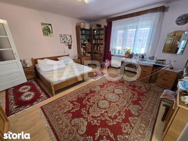 Casă cu 6 camere cu Canalizare în Sub Arini