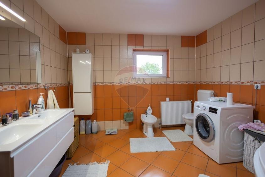 Casa spatioasa de vanzare - 18