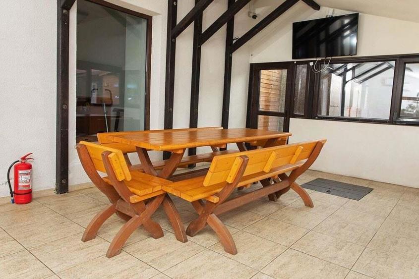 Vila 5 dormitoare, 4 bai, 2 248mp teren, piscina. Pre?: 229 000 E. - 5