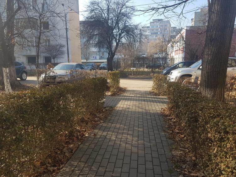 Apartament doua camere, nedecomandat, etaj trei, CT, termopan, balcon, geam baie - 1