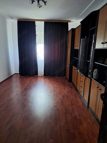 Inchiriez apartament trei camere peste strada de Catedrala Noua ,Scoala c nr 3 - 2