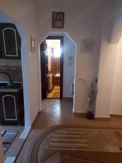 Dau spre inchiriere apartament 2 camere str. sucedava langa piata mare Roman etaj 1 , propriar nu ag - 3
