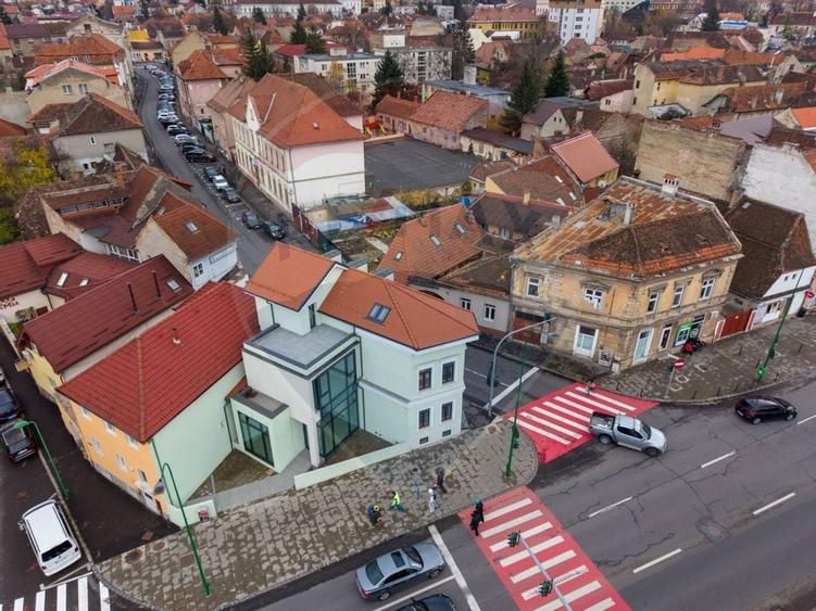 Constructie comerciala P+2 functiuni mixte  - str. Iuliu Maniu - 24