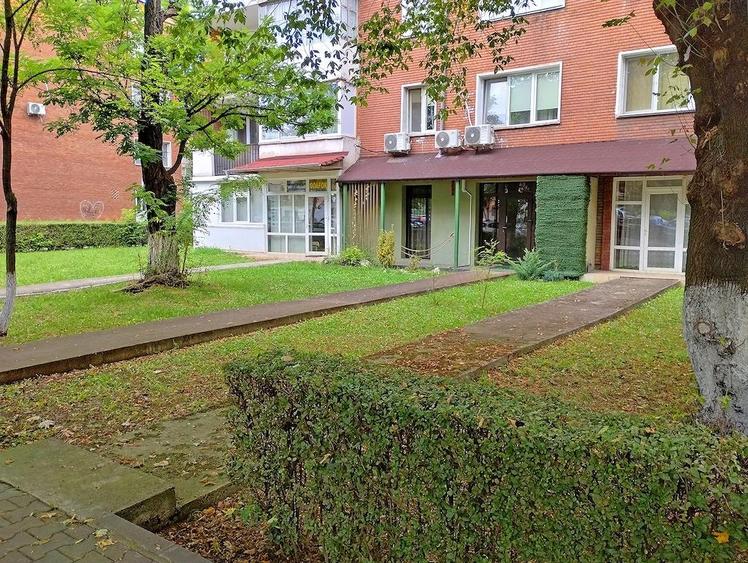 Inchiriez spatiu comercial central Hunedoara - 1