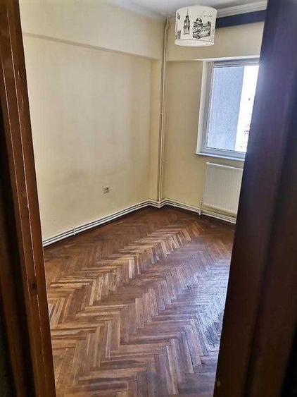 Apartament cu 3 camere decomandat, mobilat în Școlilor