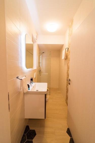 Garsonieră modernă de închiriat – Mamaia, zona Butoaie, vedere frontală la lac - 10