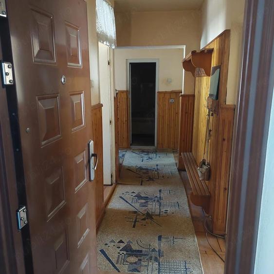 Apartament de vanzare - 3 camere 2 bai - 2